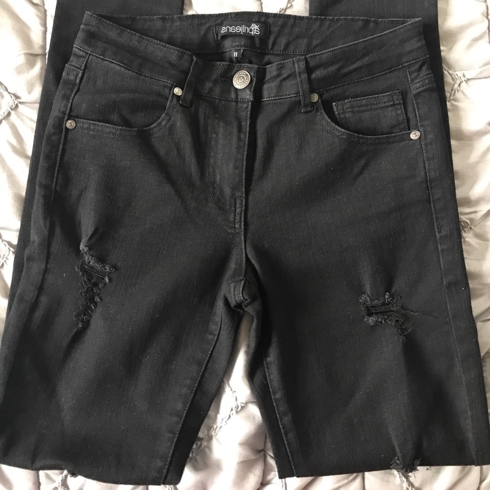 NWOT BLACK DISTRESSED JEANS